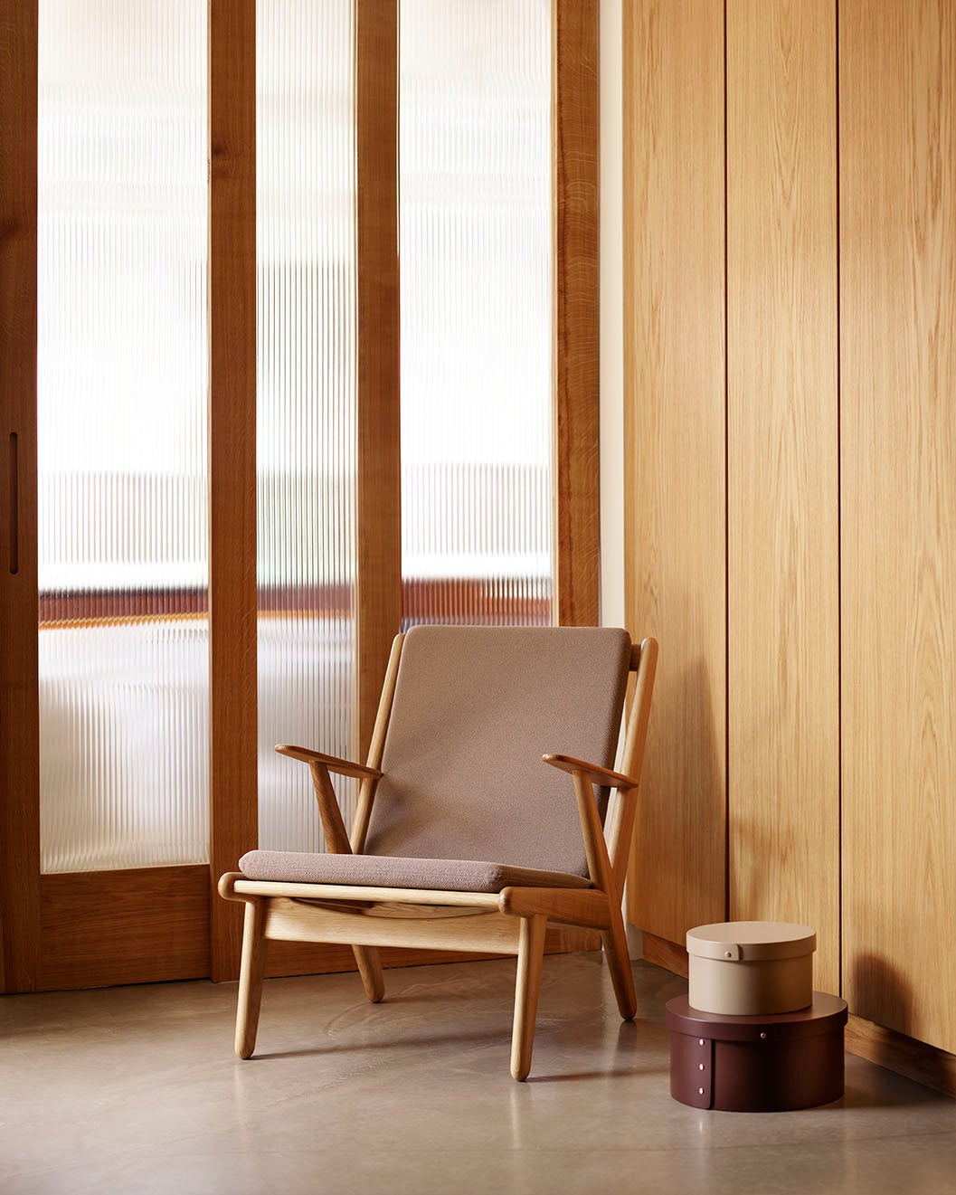 FDB Møbler J53 Armchair โดย Poul M. Volther โครงไม้โอ๊กเคลือบน้ำมัน บุผ้าเลือกได้หลายแบบ เช่น Monza, Cosmo, Grain, Main Line Flax ดีไซน์ปี 1953