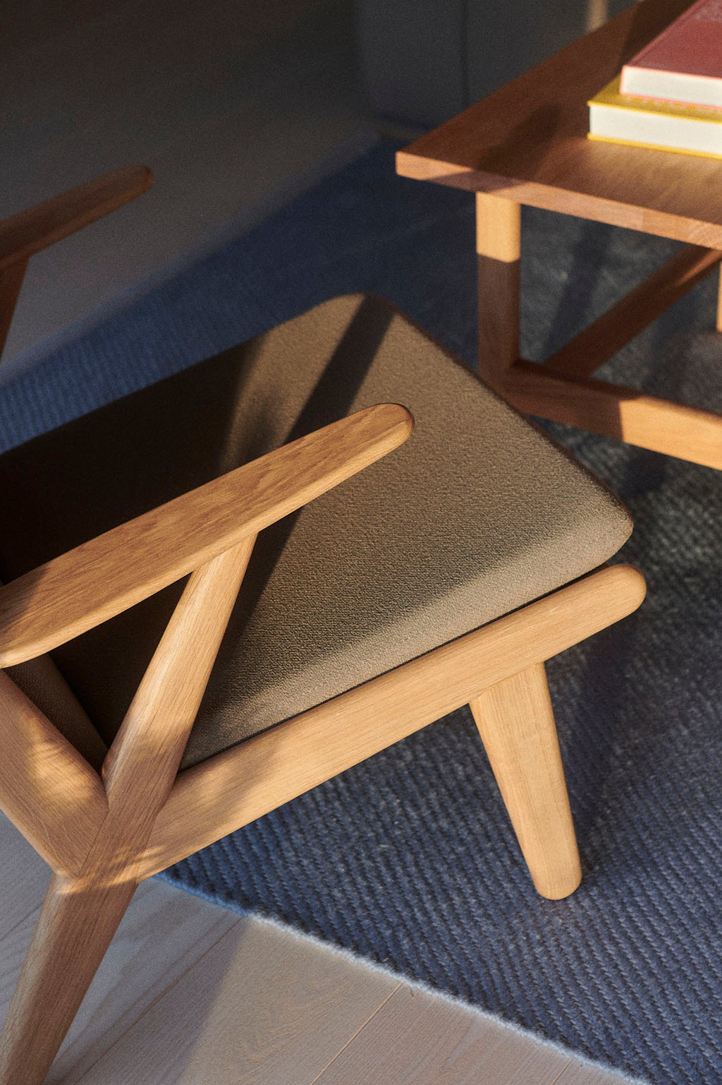 FDB Møbler J53 Armchair โดย Poul M. Volther โครงไม้โอ๊กเคลือบน้ำมัน บุผ้าเลือกได้หลายแบบ เช่น Monza, Cosmo, Grain, Main Line Flax ดีไซน์ปี 1953