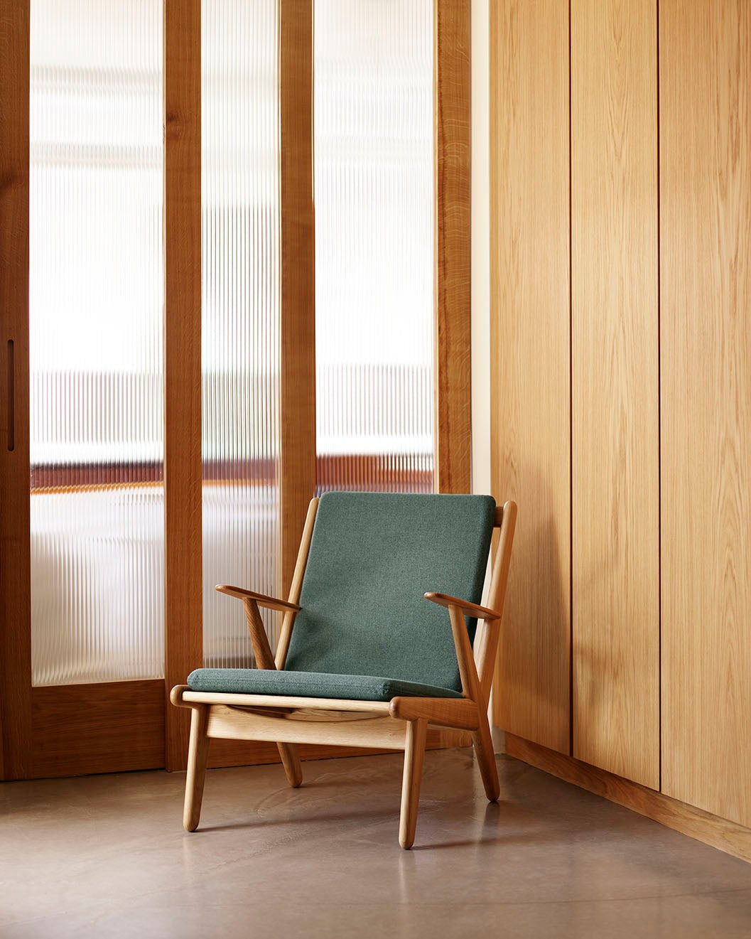 FDB Møbler J53 Armchair โดย Poul M. Volther โครงไม้โอ๊กเคลือบน้ำมัน บุผ้าเลือกได้หลายแบบ เช่น Monza, Cosmo, Grain, Main Line Flax ดีไซน์ปี 1953