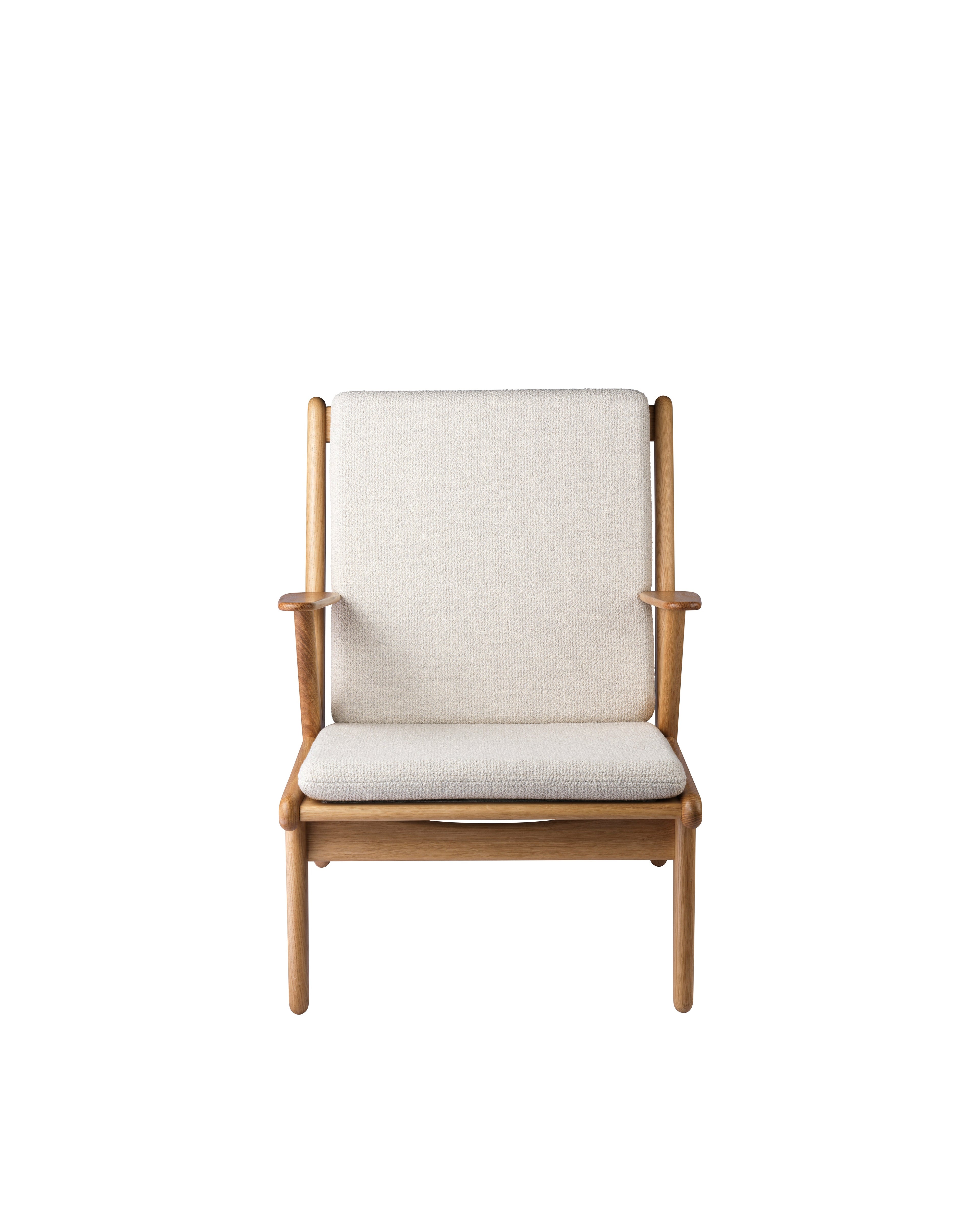 FDB Møbler J53 Armchair โดย Poul M. Volther โครงไม้โอ๊กเคลือบน้ำมัน บุผ้าเลือกได้หลายแบบ เช่น Monza, Cosmo, Grain, Main Line Flax ดีไซน์ปี 1953