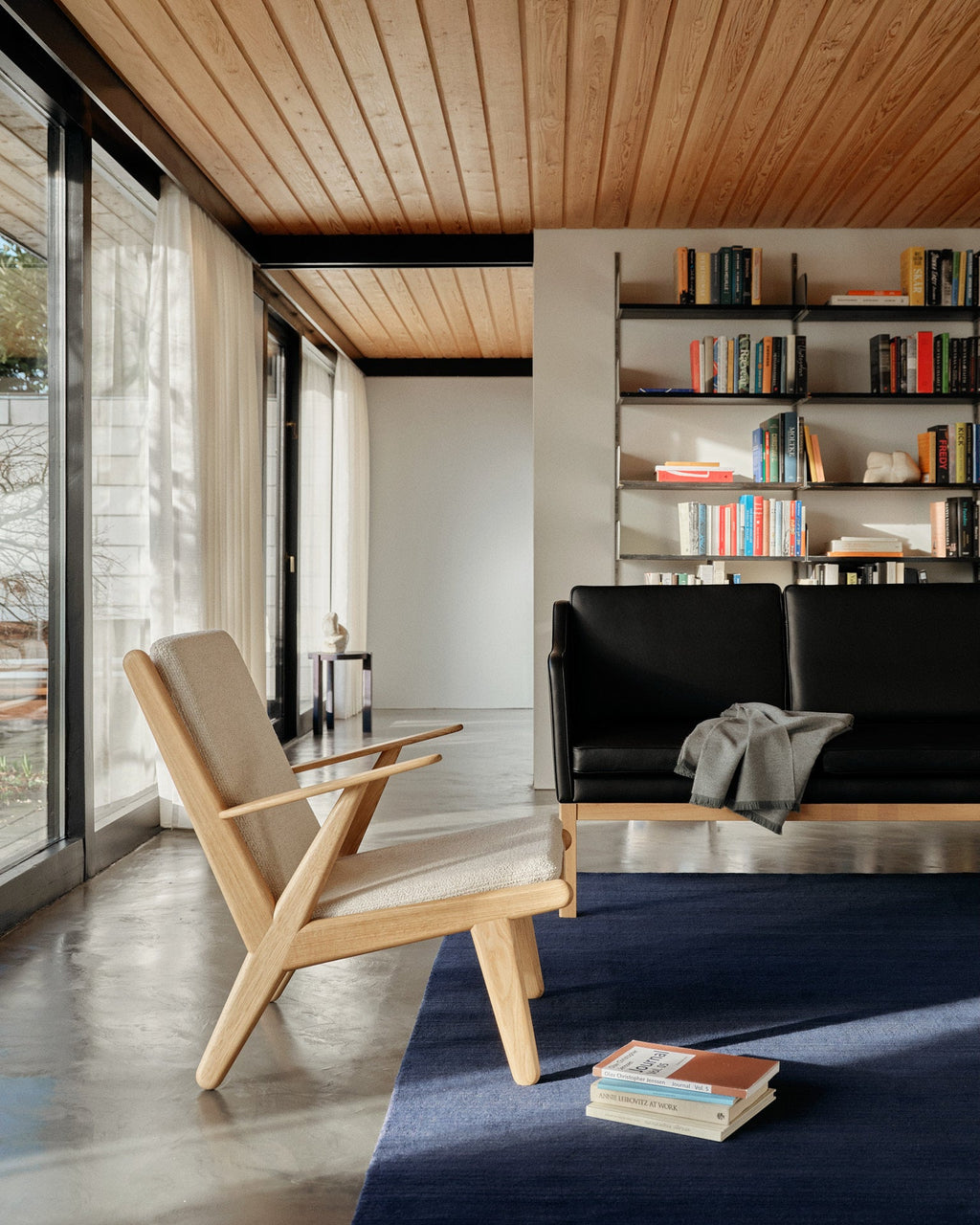 FDB Møbler J53 Armchair โดย Poul M. Volther โครงไม้โอ๊กเคลือบน้ำมัน บุผ้าเลือกได้หลายแบบ เช่น Monza, Cosmo, Grain, Main Line Flax ดีไซน์ปี 1953