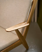 FDB Møbler J53 Armchair โดย Poul M. Volther โครงไม้โอ๊กเคลือบน้ำมัน บุผ้าเลือกได้หลายแบบ เช่น Monza, Cosmo, Grain, Main Line Flax ดีไซน์ปี 1953