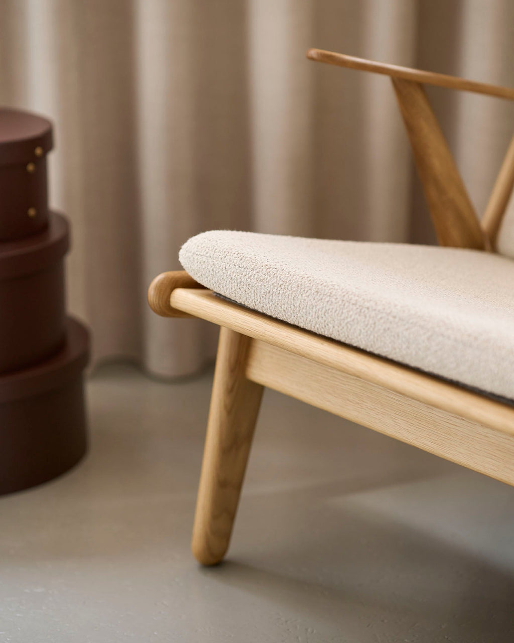 FDB Møbler J53 Armchair โดย Poul M. Volther โครงไม้โอ๊กเคลือบน้ำมัน บุผ้าเลือกได้หลายแบบ เช่น Monza, Cosmo, Grain, Main Line Flax ดีไซน์ปี 1953