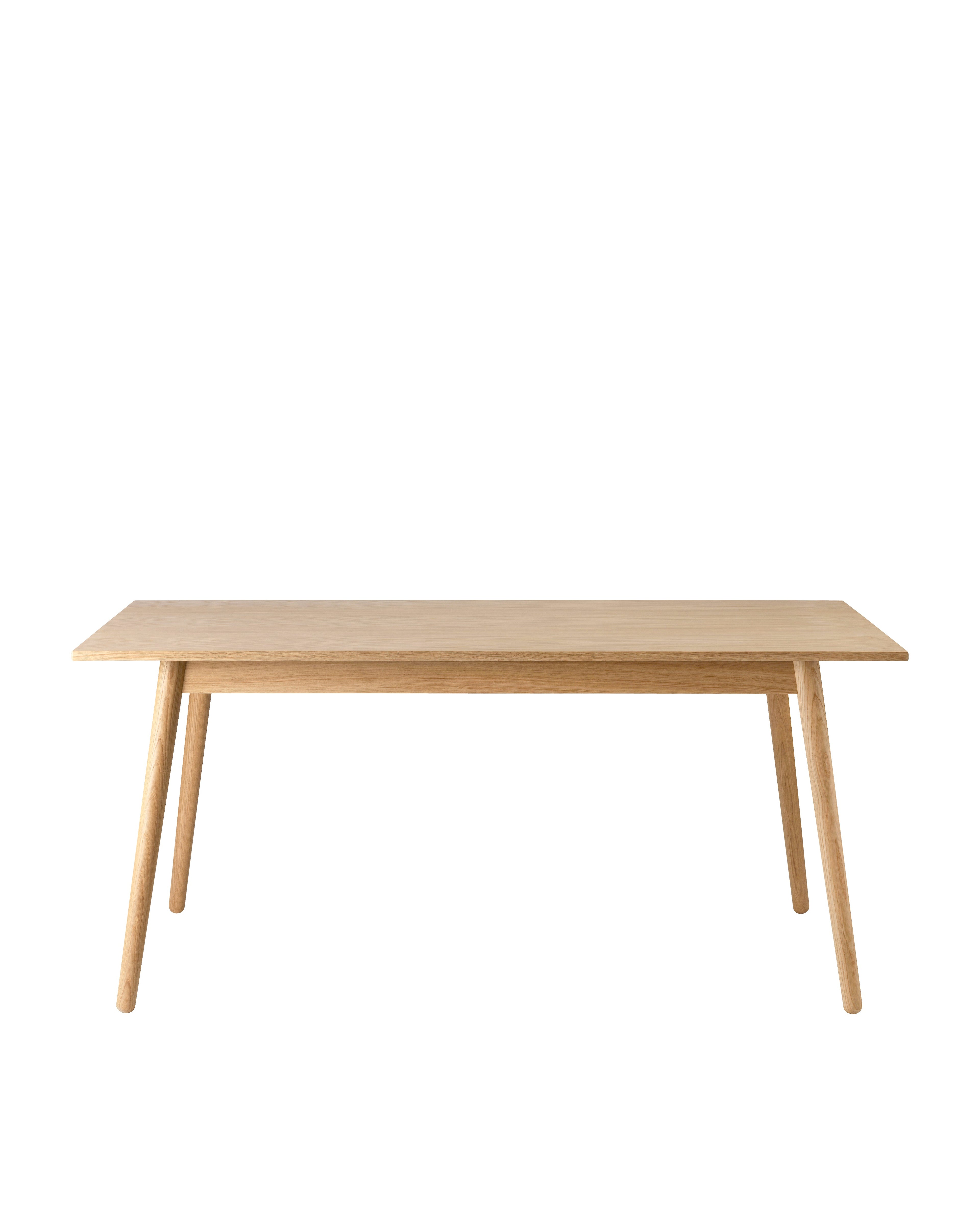 FDB Møbler C35 Dining Table Series โต๊ะไม้โอ๊กดีไซน์ปี 1957 โดย Poul M. Volther พร้อมตัวเลือกท็อปไม้โอ๊กและลิเนเลียม หลายขนาดและแผ่นต่อโต๊ะ (extension leaves)
