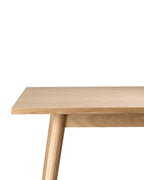 FDB Møbler C35 Dining Table Series โต๊ะไม้โอ๊กดีไซน์ปี 1957 โดย Poul M. Volther พร้อมตัวเลือกท็อปไม้โอ๊กและลิเนเลียม หลายขนาดและแผ่นต่อโต๊ะ (extension leaves)