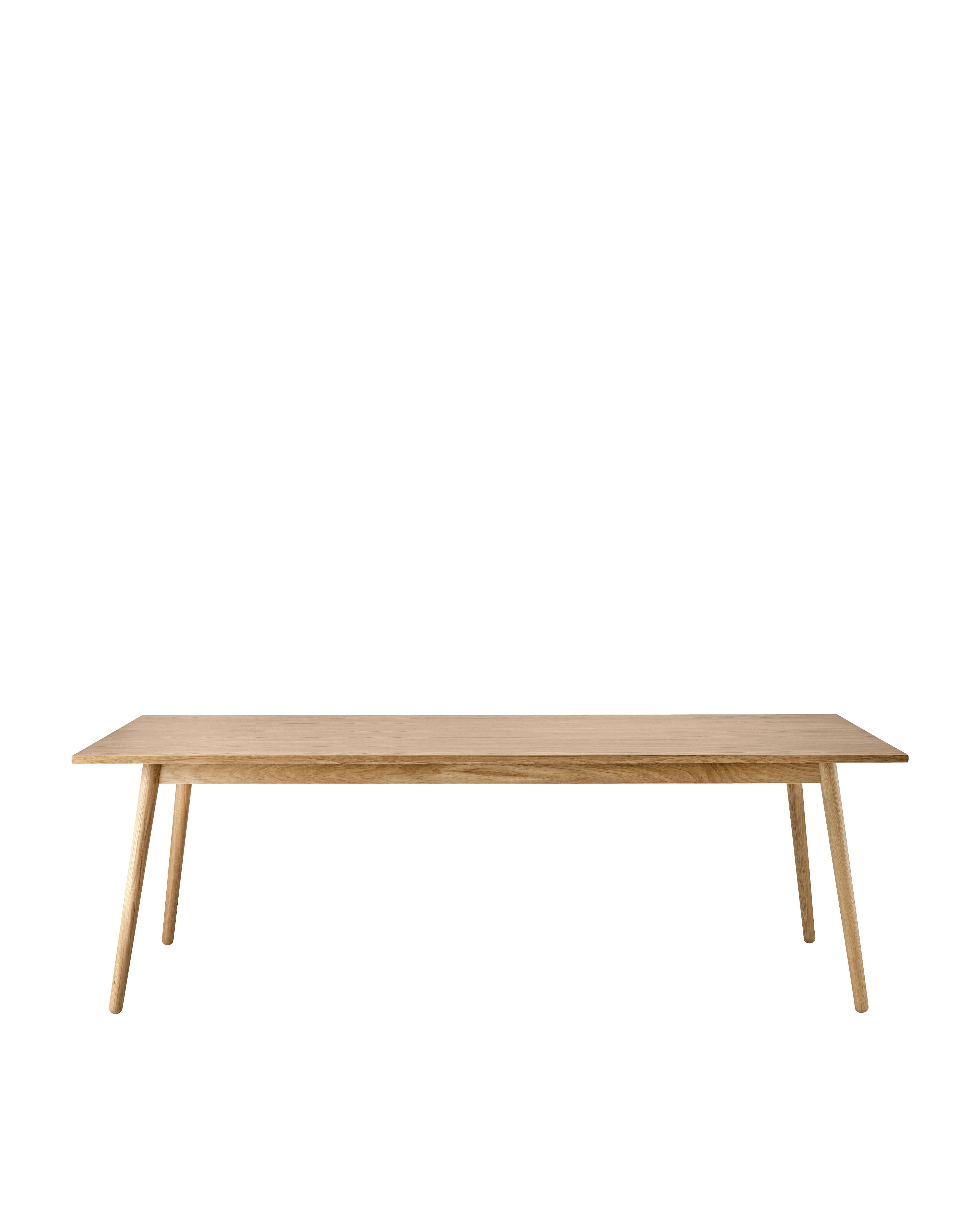 FDB Møbler C35 Dining Table Series โต๊ะไม้โอ๊กดีไซน์ปี 1957 โดย Poul M. Volther พร้อมตัวเลือกท็อปไม้โอ๊กและลิเนเลียม หลายขนาดและแผ่นต่อโต๊ะ (extension leaves)