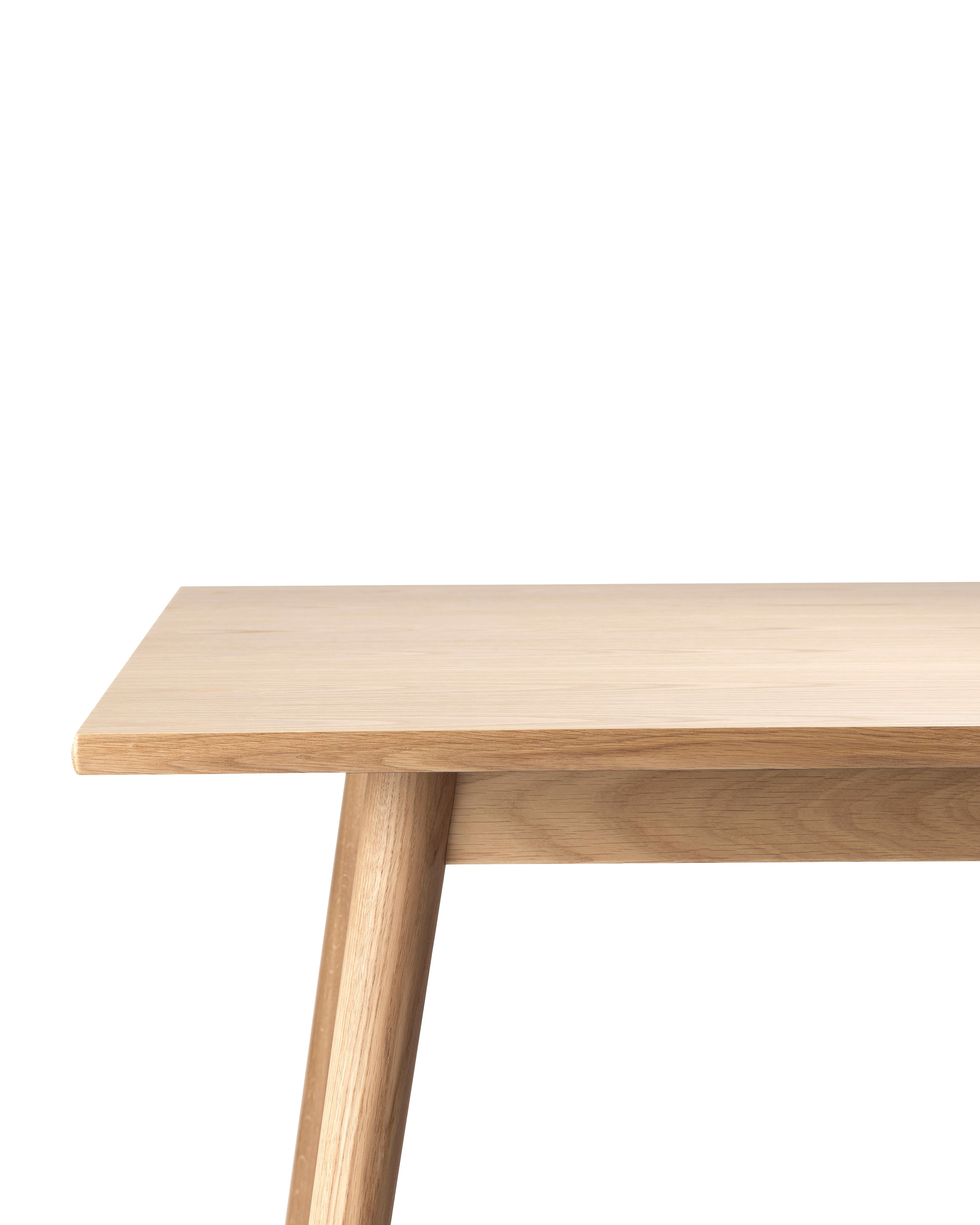 FDB Møbler C35 Dining Table Series โต๊ะไม้โอ๊กดีไซน์ปี 1957 โดย Poul M. Volther พร้อมตัวเลือกท็อปไม้โอ๊กและลิเนเลียม หลายขนาดและแผ่นต่อโต๊ะ (extension leaves)