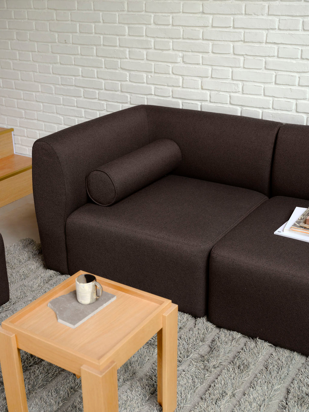 FDB Møbler โซฟาโมดูลาร์ L47 Korinth โดย Krøyer & Sætter-Lassen ดีไซน์โค้งมนสไตล์สแกนดิเนเวียน ประกอบด้วยมุมซ้าย มอดูลกลาง มุมขวา พัฟ และหมอนทรงกระบอก พร้อมตัวเลือกผ้า 17 แบบ