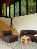 FDB Møbler โซฟาโมดูลาร์ L47 Korinth โดย Krøyer & Sætter-Lassen ดีไซน์โค้งมนสไตล์สแกนดิเนเวียน ประกอบด้วยมุมซ้าย มอดูลกลาง มุมขวา พัฟ และหมอนทรงกระบอก พร้อมตัวเลือกผ้า 17 แบบ
