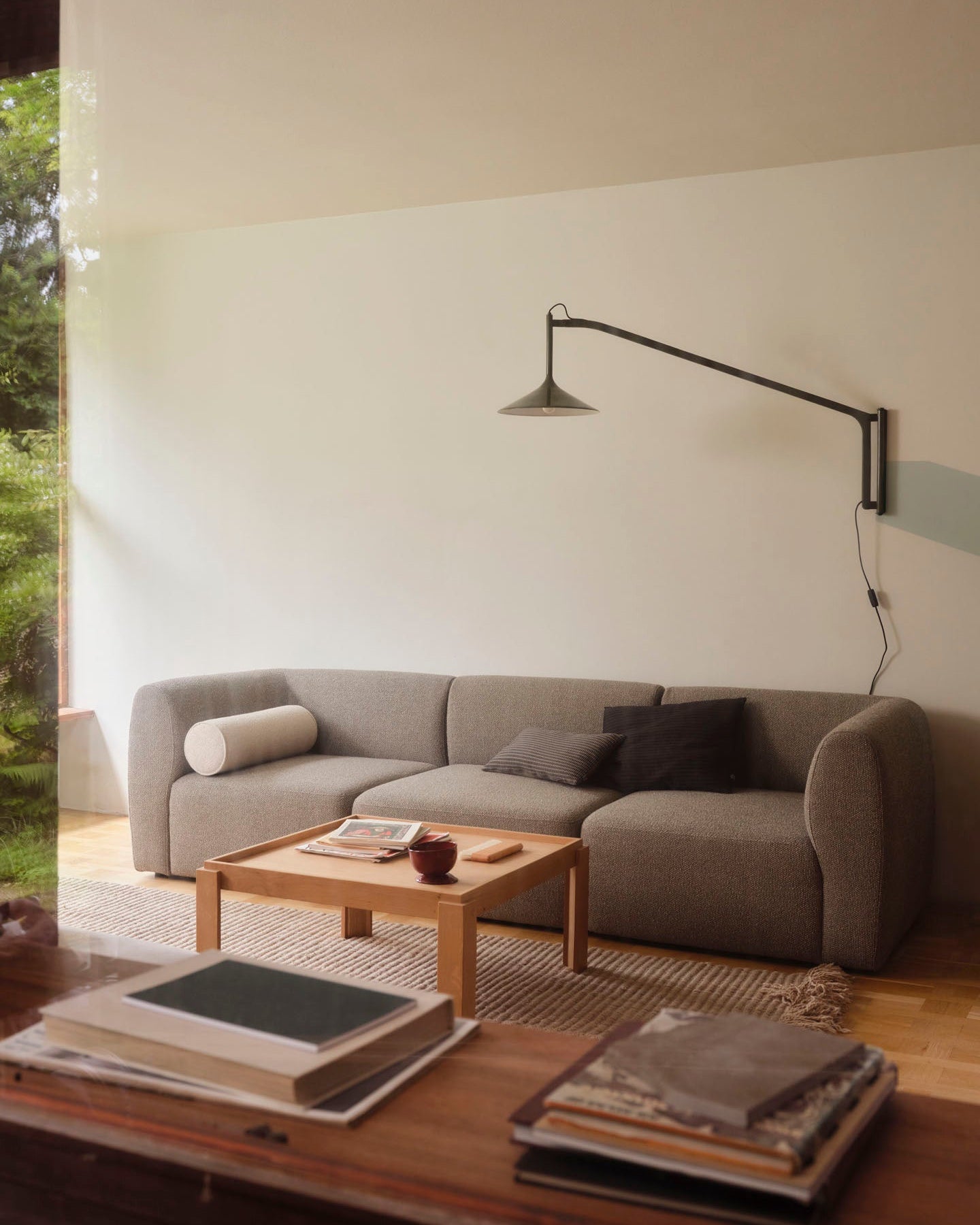 FDB Møbler โซฟาโมดูลาร์ L47 Korinth โดย Krøyer & Sætter-Lassen ดีไซน์โค้งมนสไตล์สแกนดิเนเวียน ประกอบด้วยมุมซ้าย มอดูลกลาง มุมขวา พัฟ และหมอนทรงกระบอก พร้อมตัวเลือกผ้า 17 แบบ