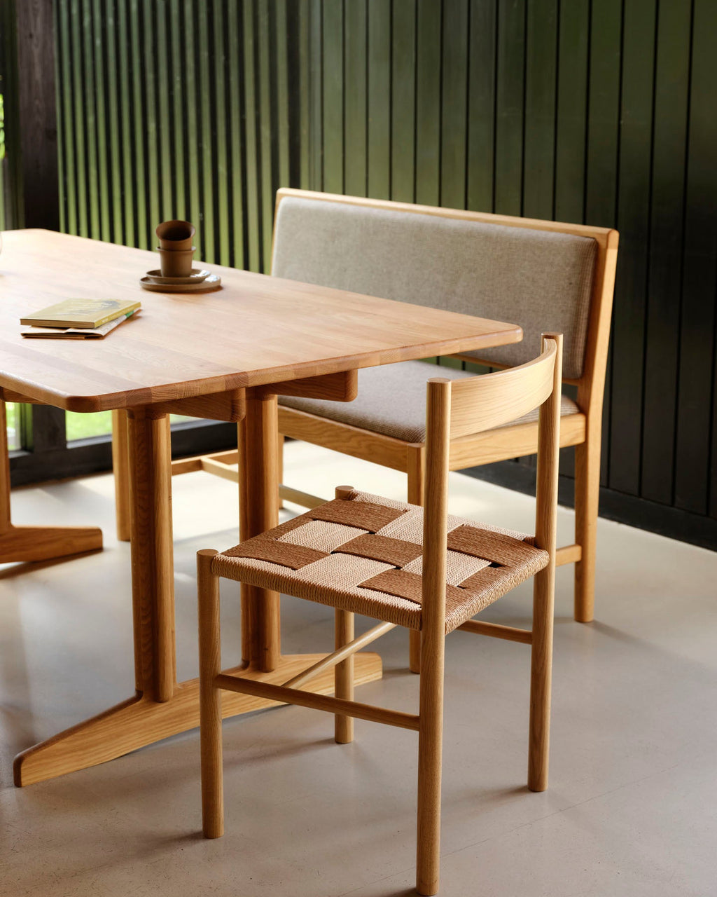 FDB Møbler J176 Sønderborg เบนช์ไม้โอ๊กเคลือบน้ำมัน พร้อมเบาะผ้า Meleret หรือ Ploegwool Blue ออกแบบโดย Mogens Koch