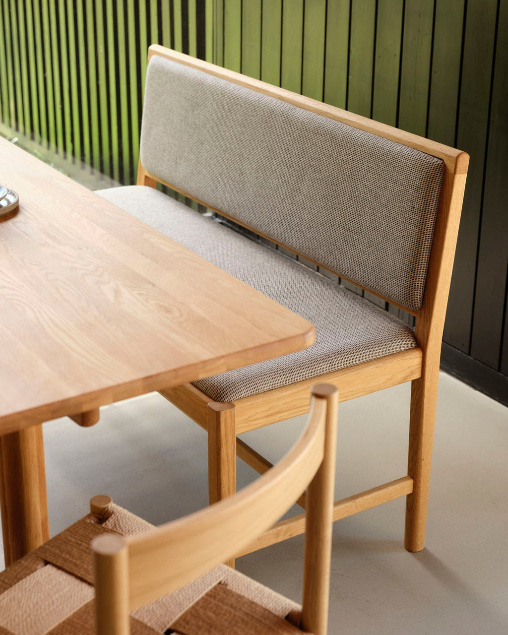 FDB Møbler J176 Sønderborg เบนช์ไม้โอ๊กเคลือบน้ำมัน พร้อมเบาะผ้า Meleret หรือ Ploegwool Blue ออกแบบโดย Mogens Koch