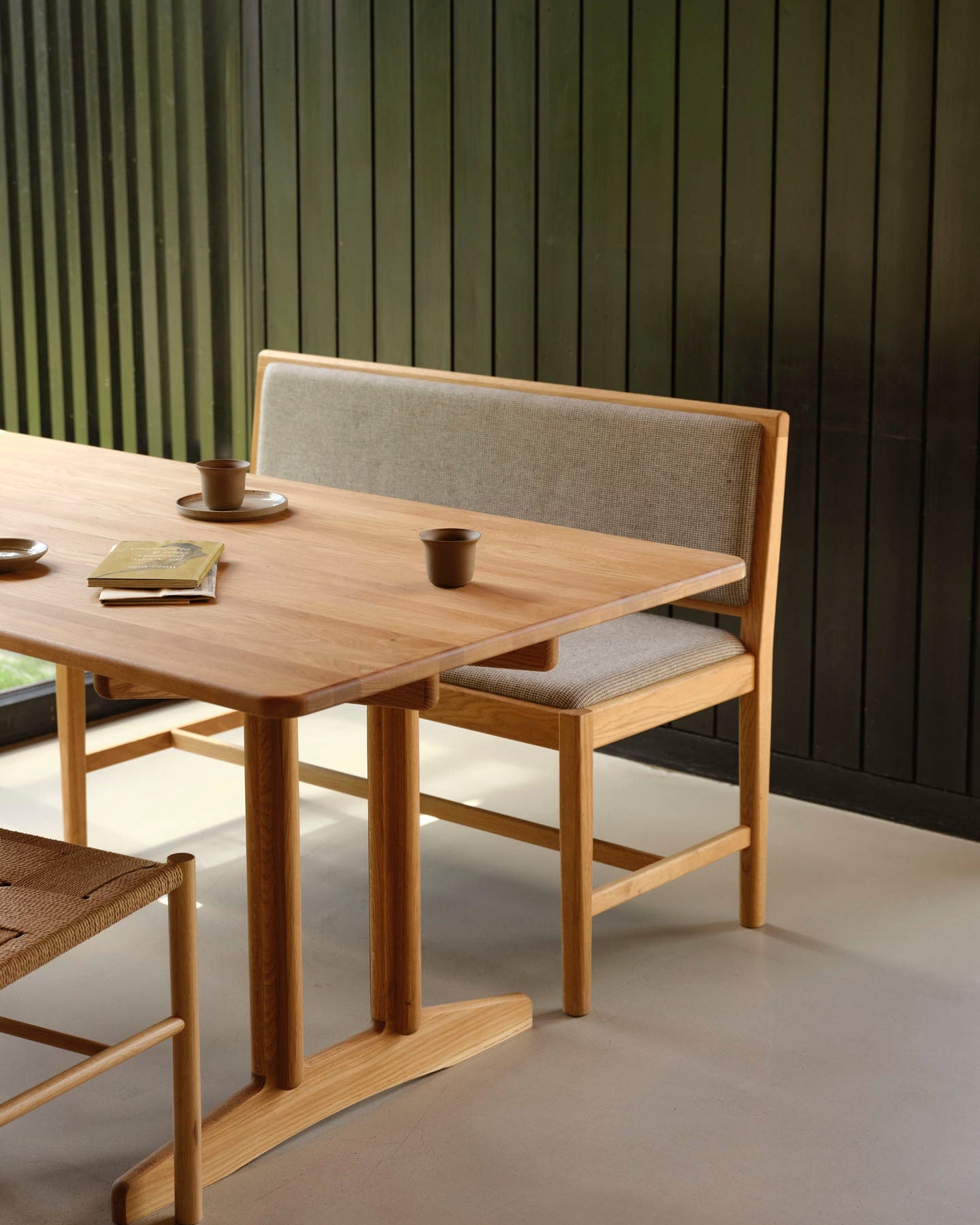 FDB Møbler J176 Sønderborg เบนช์ไม้โอ๊กเคลือบน้ำมัน พร้อมเบาะผ้า Meleret หรือ Ploegwool Blue ออกแบบโดย Mogens Koch