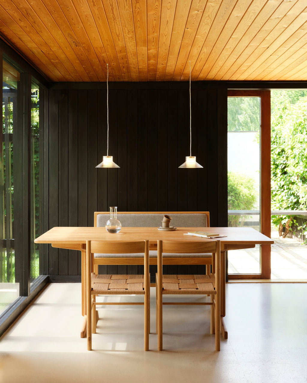 FDB Møbler J176 Sønderborg เบนช์ไม้โอ๊กเคลือบน้ำมัน พร้อมเบาะผ้า Meleret หรือ Ploegwool Blue ออกแบบโดย Mogens Koch