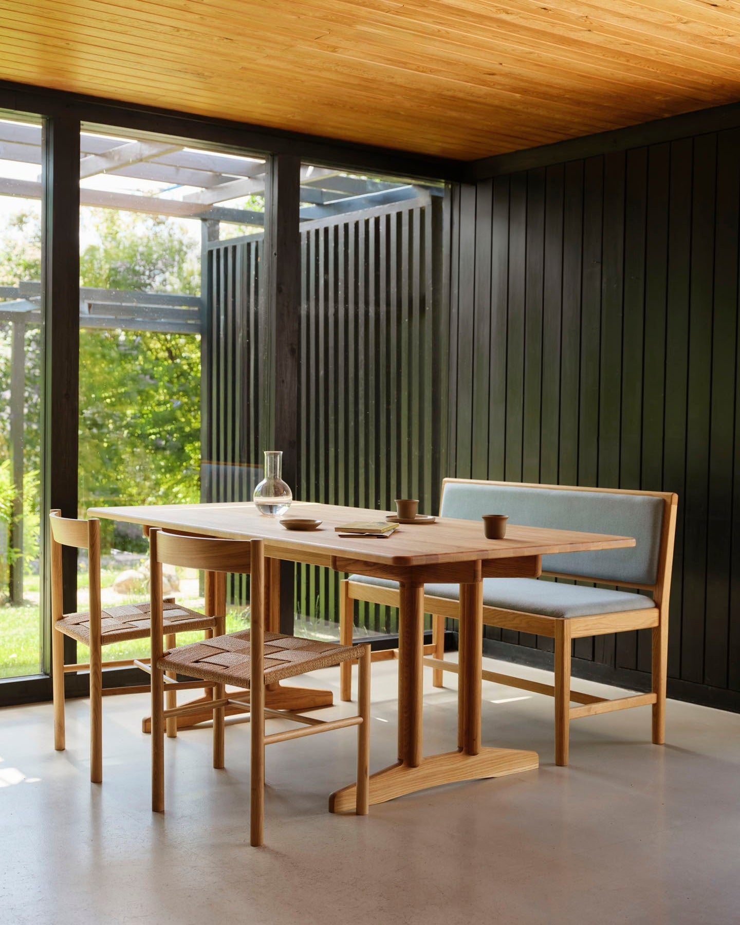 FDB Møbler J176 Sønderborg เบนช์ไม้โอ๊กเคลือบน้ำมัน พร้อมเบาะผ้า Meleret หรือ Ploegwool Blue ออกแบบโดย Mogens Koch