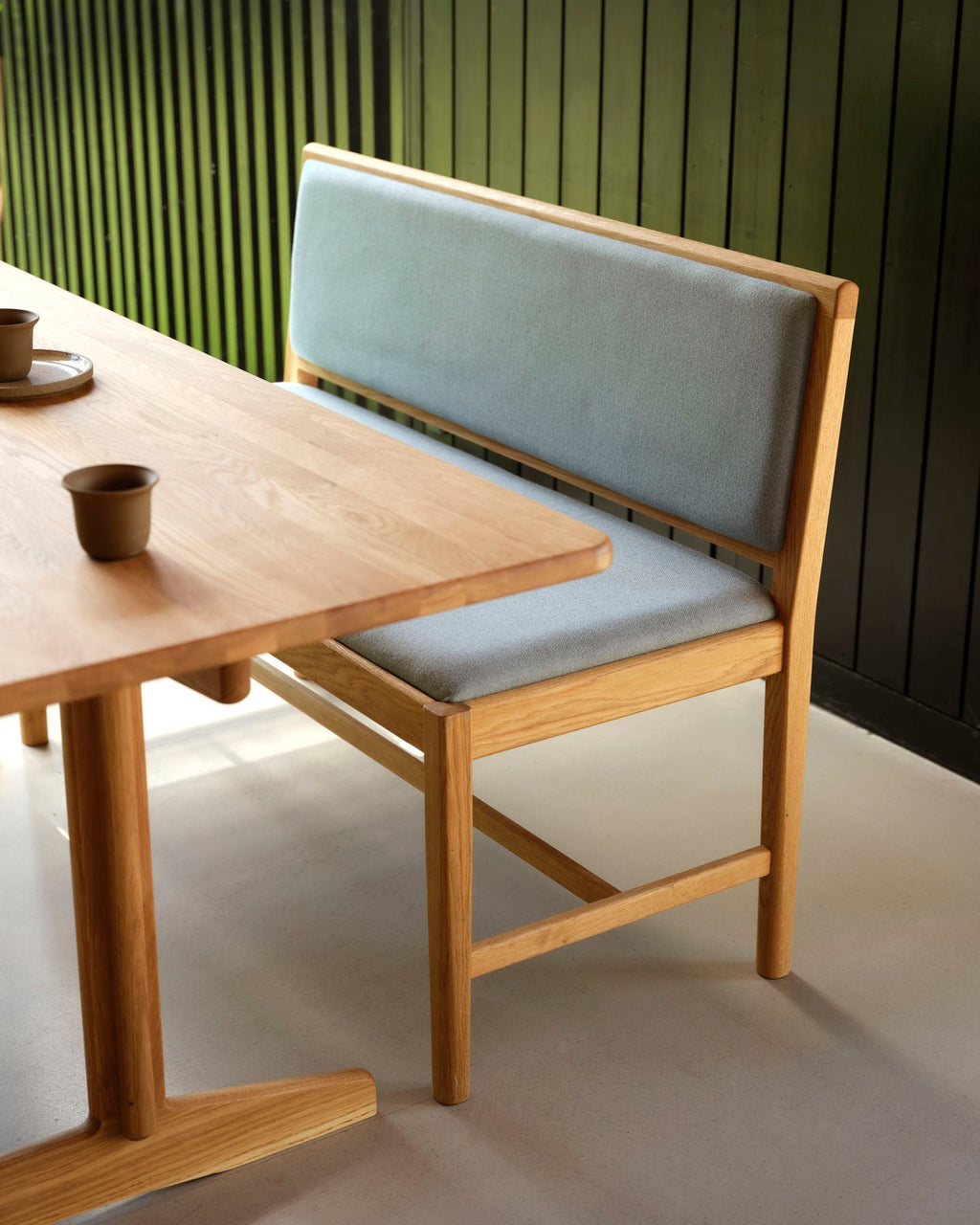 FDB Møbler J176 Sønderborg เบนช์ไม้โอ๊กเคลือบน้ำมัน พร้อมเบาะผ้า Meleret หรือ Ploegwool Blue ออกแบบโดย Mogens Koch