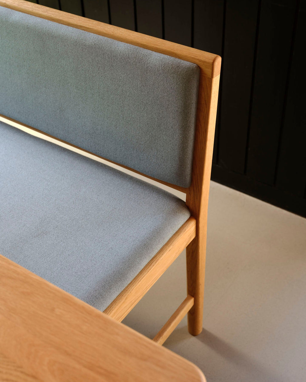 FDB Møbler J176 Sønderborg เบนช์ไม้โอ๊กเคลือบน้ำมัน พร้อมเบาะผ้า Meleret หรือ Ploegwool Blue ออกแบบโดย Mogens Koch