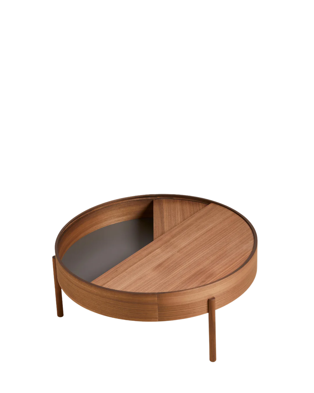 Arc Table จาก WOUD เป็นโต๊ะกลางสไตล์ Scandinavian furniture ที่ออกแบบในเดนมาร์ก ใช้ไม้แท้ เช่น Walnut, Oak และ Black Ash จุดเด่นคือฝาบนหมุนได้ เปิดเพื่อโชว์ของหรือปิดเพื่อซ่อนของได้ทันที ช่องเก็บของด้านในบุนาโนลามิเนตทนทานและดูแลง่าย ขาไม้สามขาช่วยให้โต๊ะดูเบาและเข้ากับบ้านแนว Nordic, มินิมอล หรือห้องนั่งเล่นสมัยใหม่ เหมาะสำหรับผู้ที่ต้องการเฟอร์นิเจอร์เดนมาร์กคุณภาพดีที่ใช้งานได้จริง และเข้ากับแนวทางของ Old Pine Trees เรื่องความงามที่เรียบง่าย ใช้งานได้ และอยู่กับเราได้นาน.