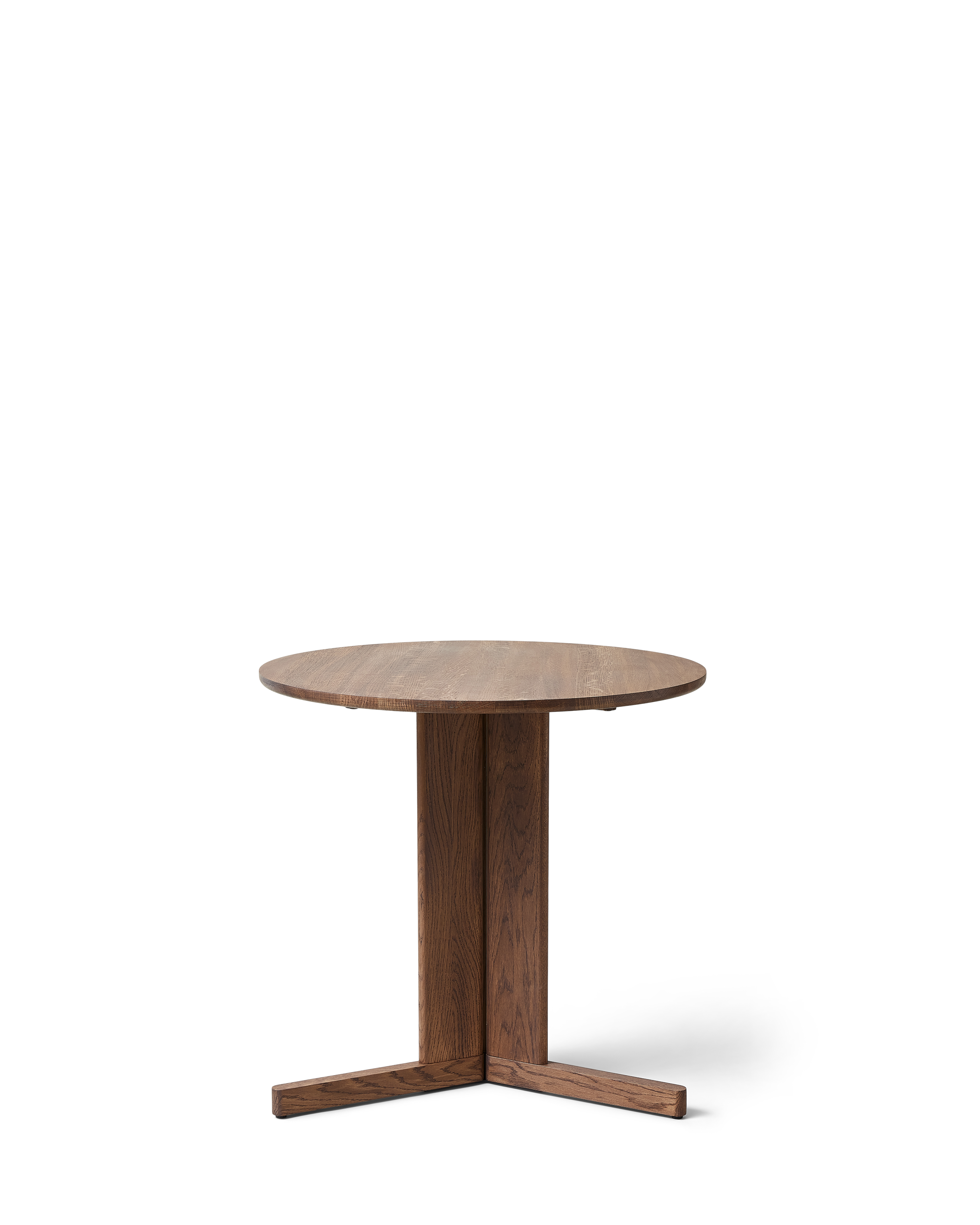 โต๊ะ Trefoil Round Table จาก Form & Refine โต๊ะกลมขาไม้โอ๊คสามขาอยู่ชิดกันตรงกลาง ดีไซน์โปร่ง เบา หนังสือ และมีให้เลือก 3 สี