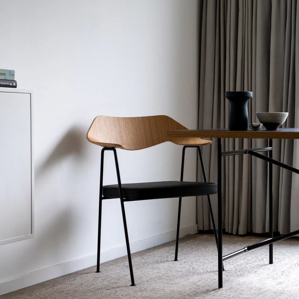 675 Chair เก้าอี้ดีไซน์ mid-century พนักพิงไม้อัดดัดโค้งพร้อมที่วางแขน ออกแบบโดย Robin Day