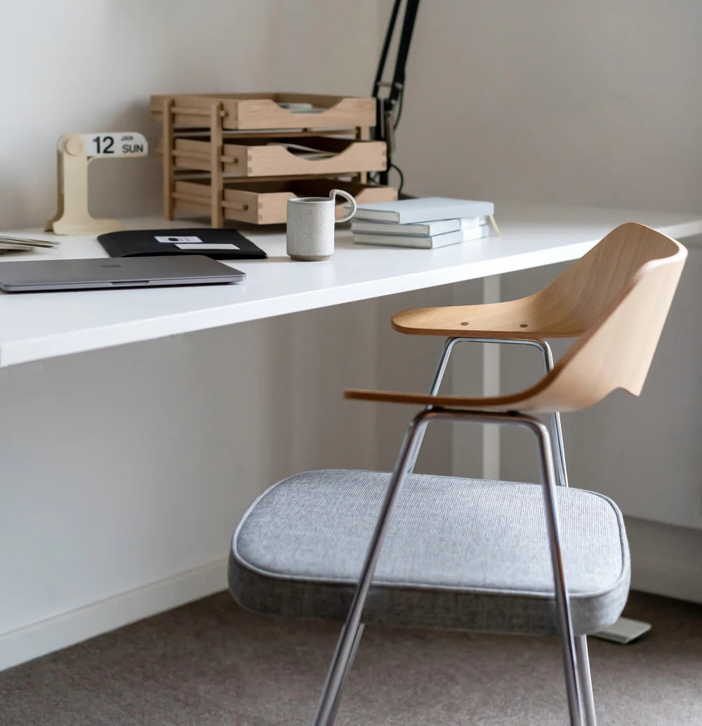 675 Chair เก้าอี้ดีไซน์ mid-century พนักพิงไม้อัดดัดโค้งพร้อมที่วางแขน ออกแบบโดย Robin Day