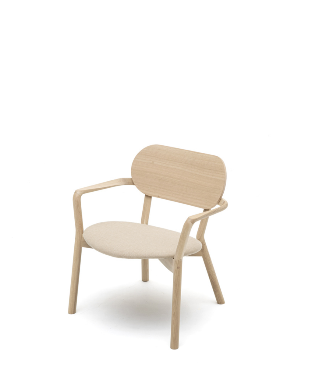 Karimoku New Standard Castor Low Chair Pad เก้าอี้เลานจ์ไม้โอ๊คญี่ปุ่นพร้อมเบาะหุ้มผ้า ดีไซน์เรียบ สำหรับพื้นที่พักผ่อนและพื้นที่รับรอง