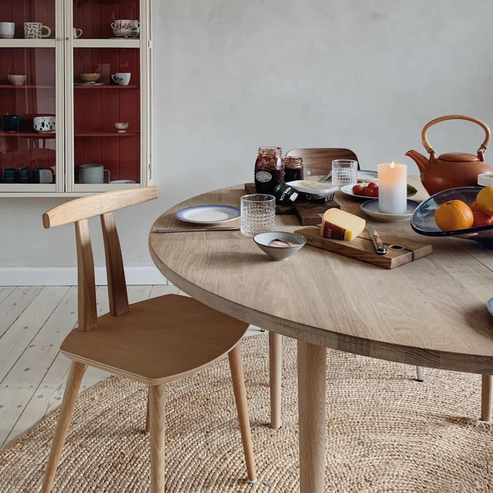 MAKE nordic HOLMEN Round Dining Table โต๊ะอาหารทรงกลมไม้โอ๊คดีไซน์สแกนดิเนเวียนสำหรับพื้นที่รับประทานอาหาร