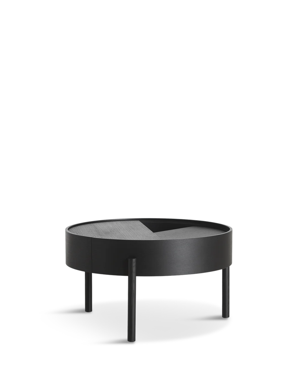 Arc Table จาก WOUD เป็นโต๊ะกลางสไตล์ Scandinavian furniture ที่ออกแบบในเดนมาร์ก ใช้ไม้แท้ เช่น Walnut, Oak และ Black Ash จุดเด่นคือฝาบนหมุนได้ เปิดเพื่อโชว์ของหรือปิดเพื่อซ่อนของได้ทันที ช่องเก็บของด้านในบุนาโนลามิเนตทนทานและดูแลง่าย ขาไม้สามขาช่วยให้โต๊ะดูเบาและเข้ากับบ้านแนว Nordic, มินิมอล หรือห้องนั่งเล่นสมัยใหม่ เหมาะสำหรับผู้ที่ต้องการเฟอร์นิเจอร์เดนมาร์กคุณภาพดีที่ใช้งานได้จริง และเข้ากับแนวทางของ Old Pine Trees เรื่องความงามที่เรียบง่าย ใช้งานได้ และอยู่กับเราได้นาน.