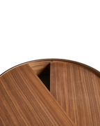 Arc Table จาก WOUD เป็นโต๊ะกลางสไตล์ Scandinavian furniture ที่ออกแบบในเดนมาร์ก ใช้ไม้แท้ เช่น Walnut, Oak และ Black Ash จุดเด่นคือฝาบนหมุนได้ เปิดเพื่อโชว์ของหรือปิดเพื่อซ่อนของได้ทันที ช่องเก็บของด้านในบุนาโนลามิเนตทนทานและดูแลง่าย ขาไม้สามขาช่วยให้โต๊ะดูเบาและเข้ากับบ้านแนว Nordic, มินิมอล หรือห้องนั่งเล่นสมัยใหม่ เหมาะสำหรับผู้ที่ต้องการเฟอร์นิเจอร์เดนมาร์กคุณภาพดีที่ใช้งานได้จริง และเข้ากับแนวทางของ Old Pine Trees เรื่องความงามที่เรียบง่าย ใช้งานได้ และอยู่กับเราได้นาน.