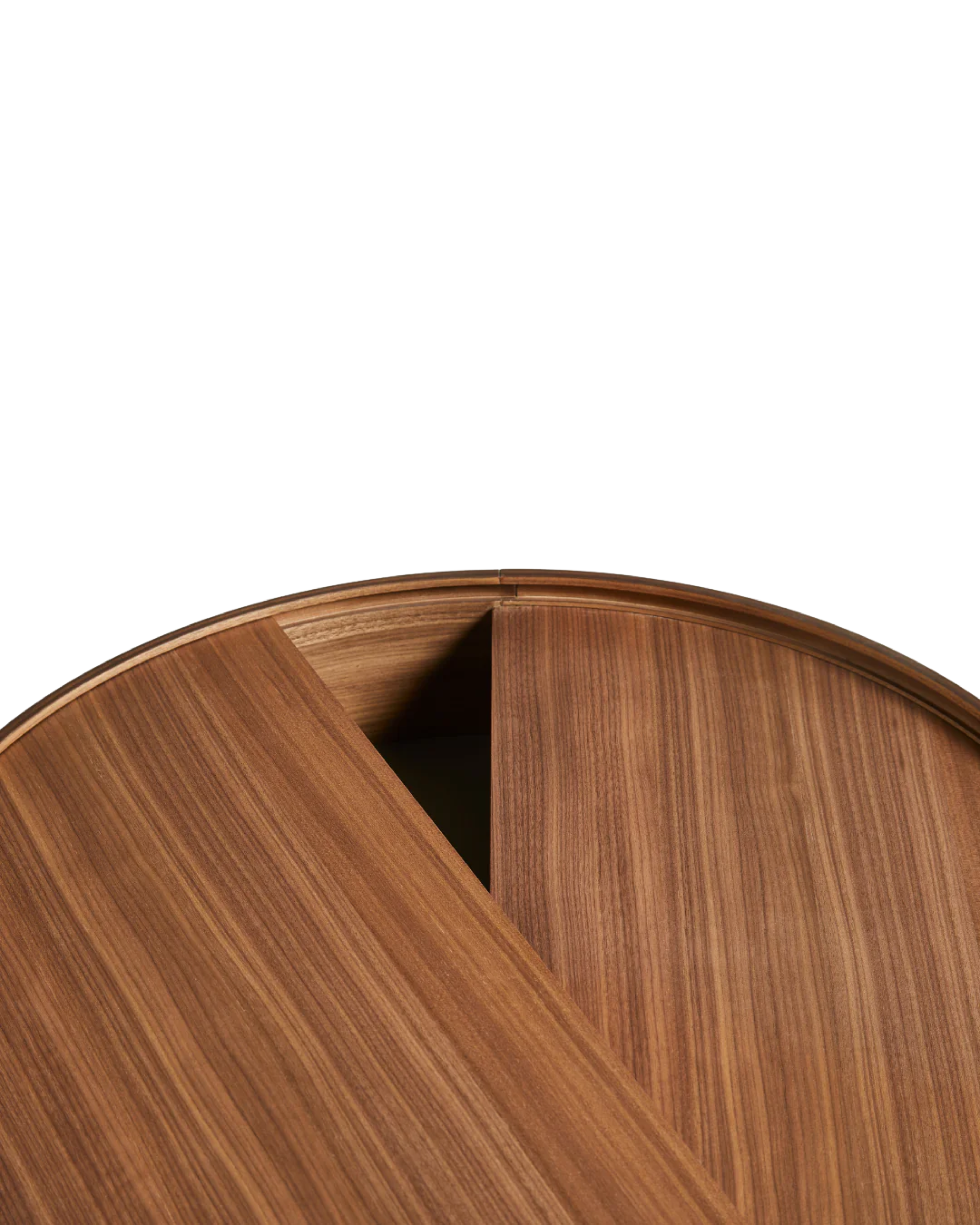 Arc Table จาก WOUD เป็นโต๊ะกลางสไตล์ Scandinavian furniture ที่ออกแบบในเดนมาร์ก ใช้ไม้แท้ เช่น Walnut, Oak และ Black Ash จุดเด่นคือฝาบนหมุนได้ เปิดเพื่อโชว์ของหรือปิดเพื่อซ่อนของได้ทันที ช่องเก็บของด้านในบุนาโนลามิเนตทนทานและดูแลง่าย ขาไม้สามขาช่วยให้โต๊ะดูเบาและเข้ากับบ้านแนว Nordic, มินิมอล หรือห้องนั่งเล่นสมัยใหม่ เหมาะสำหรับผู้ที่ต้องการเฟอร์นิเจอร์เดนมาร์กคุณภาพดีที่ใช้งานได้จริง และเข้ากับแนวทางของ Old Pine Trees เรื่องความงามที่เรียบง่าย ใช้งานได้ และอยู่กับเราได้นาน.