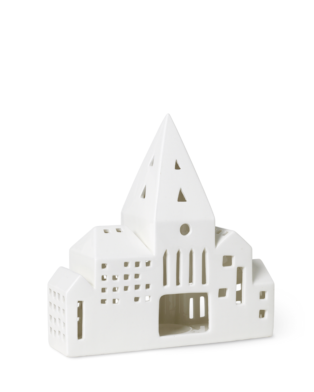 โคมเทียนเซรามิก Kähler Urbania รูปบ้านสีขาว ช่องหน้าต่างเจาะมือ ให้แสงอบอุ่นผ่านช่องหน้าต่าง เติมบรรยากาศอบอุ่นในบ้าน งานออกแบบเดนมาร์กสไตล์มินิมอล จัดจำหน่ายโดย Old Pine Trees