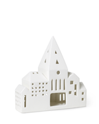 โคมเทียนเซรามิก Kähler Urbania รูปบ้านสีขาว ช่องหน้าต่างเจาะมือ ให้แสงอบอุ่นผ่านช่องหน้าต่าง เติมบรรยากาศอบอุ่นในบ้าน งานออกแบบเดนมาร์กสไตล์มินิมอล จัดจำหน่ายโดย Old Pine Trees