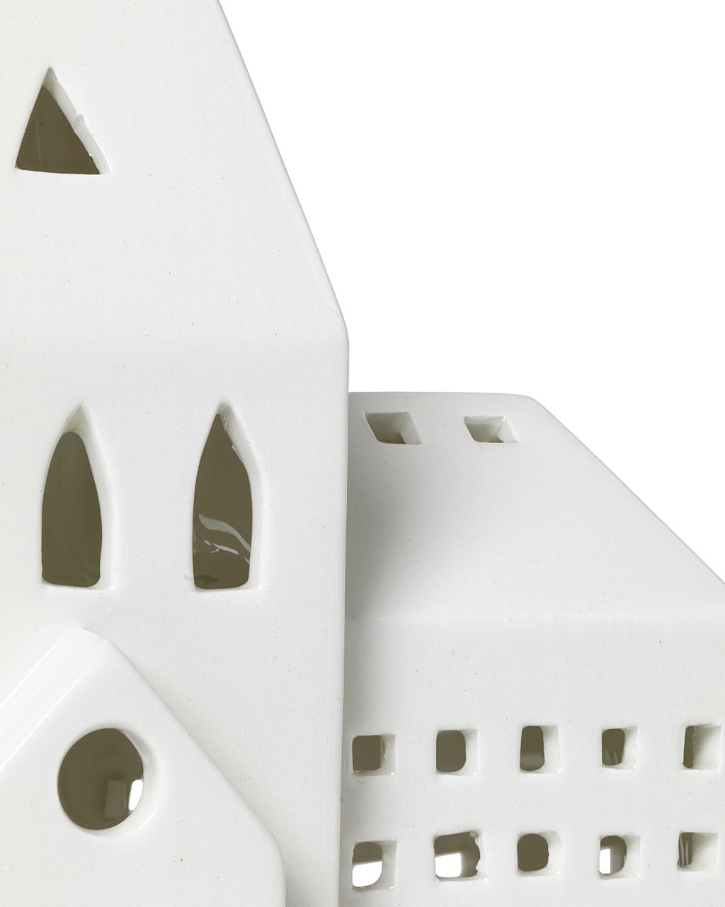 โคมเทียนเซรามิก Kähler Urbania รูปบ้านสีขาว ช่องหน้าต่างเจาะมือ ให้แสงอบอุ่นผ่านช่องหน้าต่าง เติมบรรยากาศอบอุ่นในบ้าน งานออกแบบเดนมาร์กสไตล์มินิมอล จัดจำหน่ายโดย Old Pine Trees