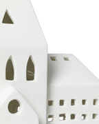 โคมเทียนเซรามิก Kähler Urbania รูปบ้านสีขาว ช่องหน้าต่างเจาะมือ ให้แสงอบอุ่นผ่านช่องหน้าต่าง เติมบรรยากาศอบอุ่นในบ้าน งานออกแบบเดนมาร์กสไตล์มินิมอล จัดจำหน่ายโดย Old Pine Trees