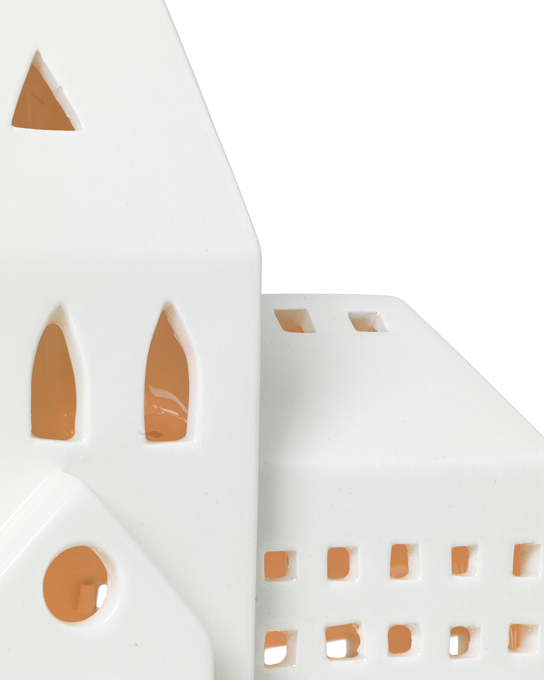 โคมเทียนเซรามิก Kähler Urbania รูปบ้านสีขาว ช่องหน้าต่างเจาะมือ ให้แสงอบอุ่นผ่านช่องหน้าต่าง เติมบรรยากาศอบอุ่นในบ้าน งานออกแบบเดนมาร์กสไตล์มินิมอล จัดจำหน่ายโดย Old Pine Trees