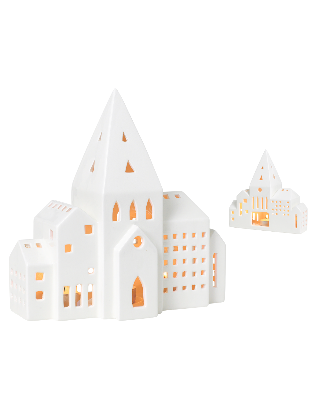 โคมเทียนเซรามิก Kähler Urbania รูปบ้านสีขาว ช่องหน้าต่างเจาะมือ ให้แสงอบอุ่นผ่านช่องหน้าต่าง เติมบรรยากาศอบอุ่นในบ้าน งานออกแบบเดนมาร์กสไตล์มินิมอล จัดจำหน่ายโดย Old Pine Trees