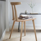 MAKE nordic J111 Dining Chair เก้าอี้ไม้โอ๊คพนักพิงโค้งดีไซน์สแกนดิเนเวียนสำหรับโต๊ะอาหาร ออกแบบโดย Poul M. Volther