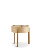 Arc Table จาก WOUD เป็นโต๊ะกลางสไตล์ Scandinavian furniture ที่ออกแบบในเดนมาร์ก ใช้ไม้แท้ เช่น Walnut, Oak และ Black Ash จุดเด่นคือฝาบนหมุนได้ เปิดเพื่อโชว์ของหรือปิดเพื่อซ่อนของได้ทันที ช่องเก็บของด้านในบุนาโนลามิเนตทนทานและดูแลง่าย ขาไม้สามขาช่วยให้โต๊ะดูเบาและเข้ากับบ้านแนว Nordic, มินิมอล หรือห้องนั่งเล่นสมัยใหม่ เหมาะสำหรับผู้ที่ต้องการเฟอร์นิเจอร์เดนมาร์กคุณภาพดีที่ใช้งานได้จริง และเข้ากับแนวทางของ Old Pine Trees เรื่องความงามที่เรียบง่าย ใช้งานได้ และอยู่กับเราได้นาน.