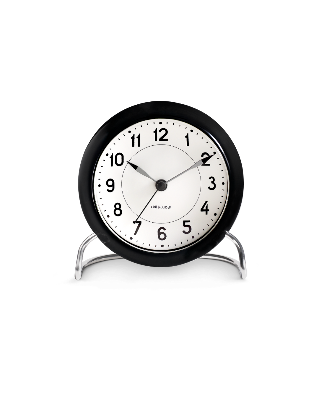 นาฬิกาตั้งโต๊ะ Arne Jacobsen Station Table Clock ดีไซน์มินิมอลคลาสสิก หน้าปัดกราฟิกอ่านง่าย ฐานโลหะโค้งแบบไอคอนิก จัดจำหน่ายโดย Old Pine Trees