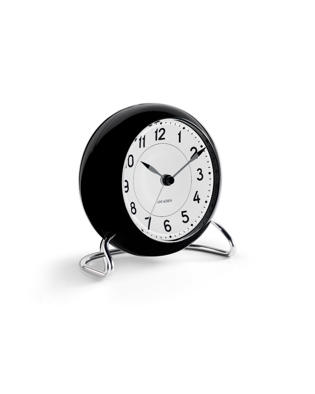 นาฬิกาตั้งโต๊ะ Arne Jacobsen Station Table Clock ดีไซน์มินิมอลคลาสสิก หน้าปัดกราฟิกอ่านง่าย ฐานโลหะโค้งแบบไอคอนิก จัดจำหน่ายโดย Old Pine Trees