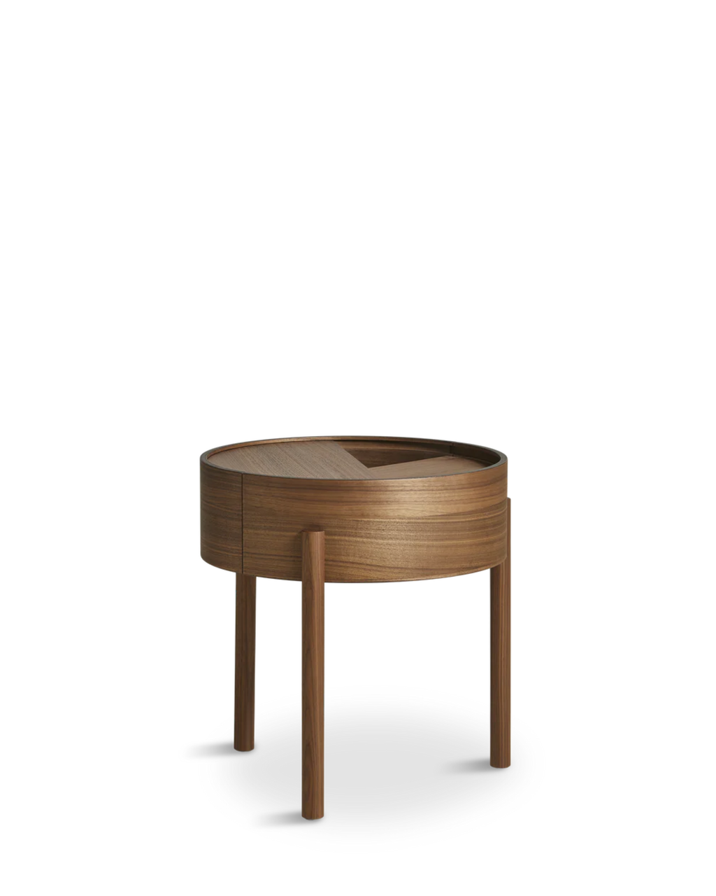 Arc Table จาก WOUD เป็นโต๊ะกลางสไตล์ Scandinavian furniture ที่ออกแบบในเดนมาร์ก ใช้ไม้แท้ เช่น Walnut, Oak และ Black Ash จุดเด่นคือฝาบนหมุนได้ เปิดเพื่อโชว์ของหรือปิดเพื่อซ่อนของได้ทันที ช่องเก็บของด้านในบุนาโนลามิเนตทนทานและดูแลง่าย ขาไม้สามขาช่วยให้โต๊ะดูเบาและเข้ากับบ้านแนว Nordic, มินิมอล หรือห้องนั่งเล่นสมัยใหม่ เหมาะสำหรับผู้ที่ต้องการเฟอร์นิเจอร์เดนมาร์กคุณภาพดีที่ใช้งานได้จริง และเข้ากับแนวทางของ Old Pine Trees เรื่องความงามที่เรียบง่าย ใช้งานได้ และอยู่กับเราได้นาน.