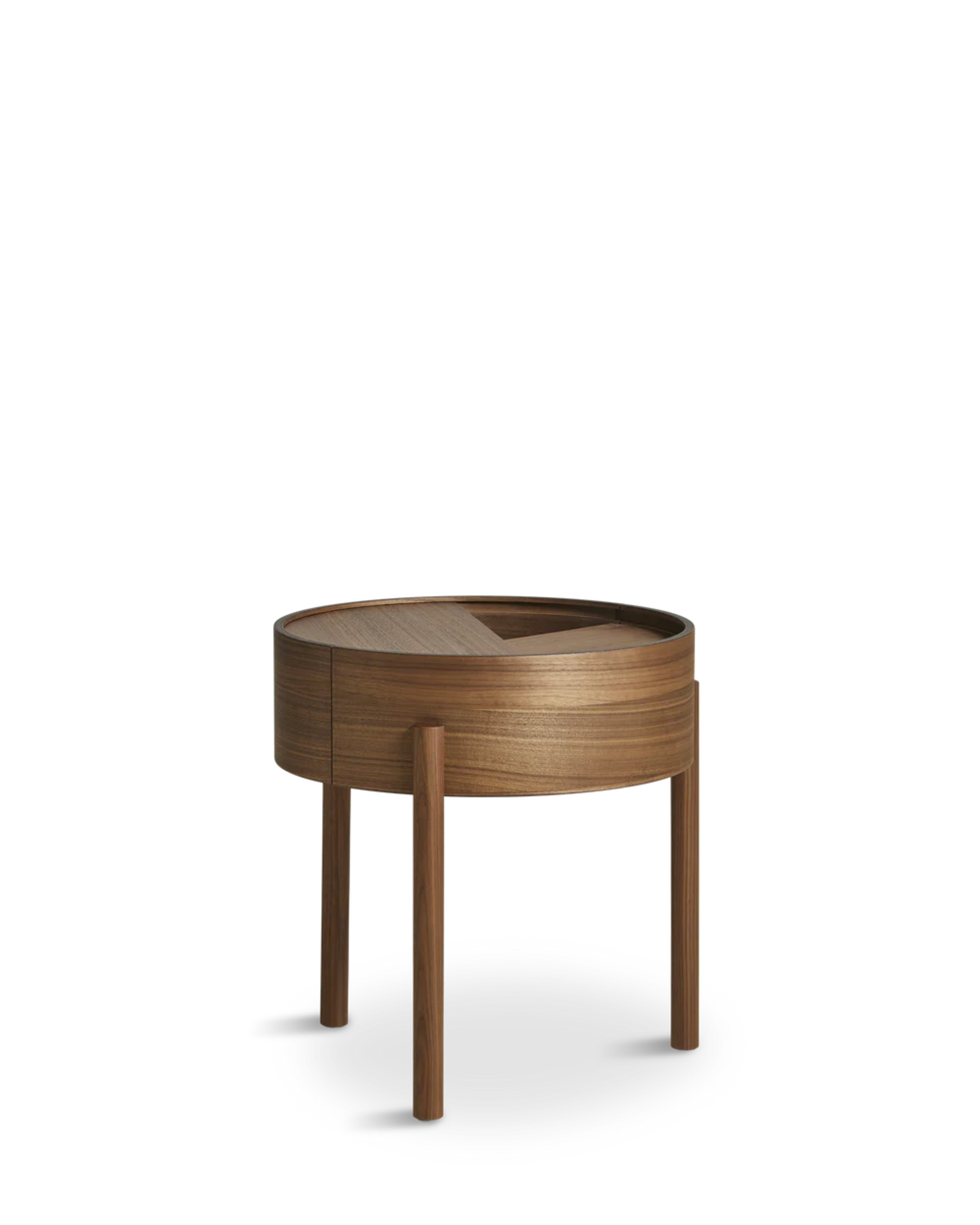 Arc Table จาก WOUD เป็นโต๊ะกลางสไตล์ Scandinavian furniture ที่ออกแบบในเดนมาร์ก ใช้ไม้แท้ เช่น Walnut, Oak และ Black Ash จุดเด่นคือฝาบนหมุนได้ เปิดเพื่อโชว์ของหรือปิดเพื่อซ่อนของได้ทันที ช่องเก็บของด้านในบุนาโนลามิเนตทนทานและดูแลง่าย ขาไม้สามขาช่วยให้โต๊ะดูเบาและเข้ากับบ้านแนว Nordic, มินิมอล หรือห้องนั่งเล่นสมัยใหม่ เหมาะสำหรับผู้ที่ต้องการเฟอร์นิเจอร์เดนมาร์กคุณภาพดีที่ใช้งานได้จริง และเข้ากับแนวทางของ Old Pine Trees เรื่องความงามที่เรียบง่าย ใช้งานได้ และอยู่กับเราได้นาน.