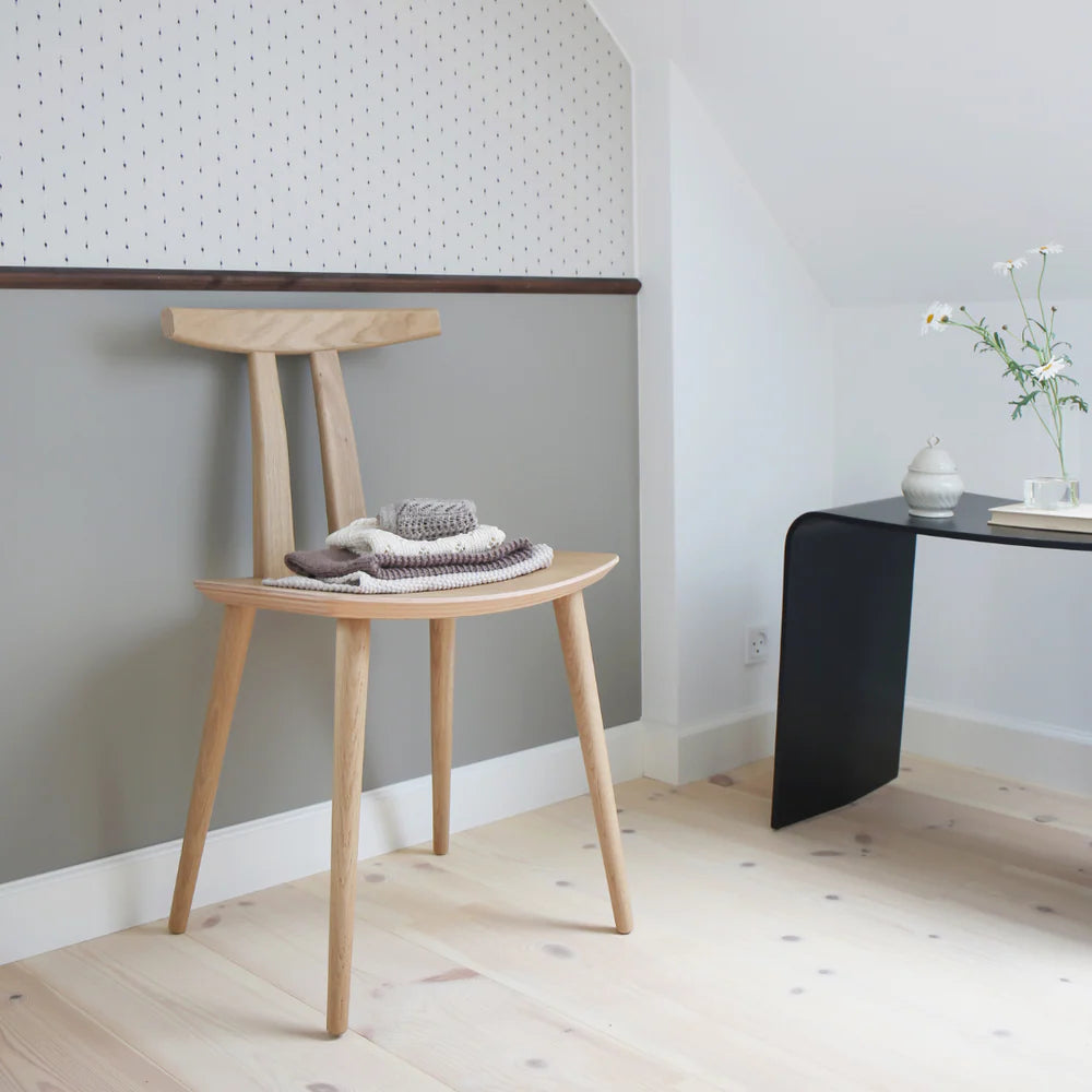 MAKE nordic J111 Dining Chair เก้าอี้ไม้โอ๊คพนักพิงโค้งดีไซน์สแกนดิเนเวียนสำหรับโต๊ะอาหาร ออกแบบโดย Poul M. Volther