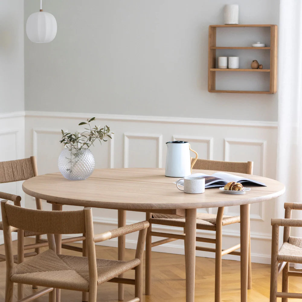 MAKE nordic HOLMEN Round Dining Table โต๊ะอาหารทรงกลมไม้โอ๊คดีไซน์สแกนดิเนเวียนสำหรับพื้นที่รับประทานอาหาร