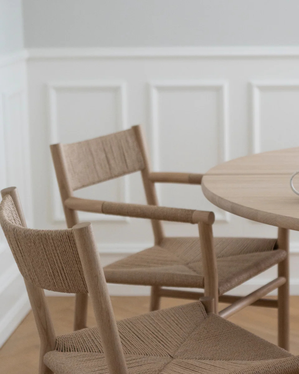 เก้าอี้ CORD ไม้โอ๊ก สานกระดาษแฮนด์เมด มีแบบมีและไม่มีที่เท้าแขน ดีไซน์นอร์ดิกคลาสสิก จาก MAKE Nordic ออกแบบโดย Esben Pilgaard Jørgensen
