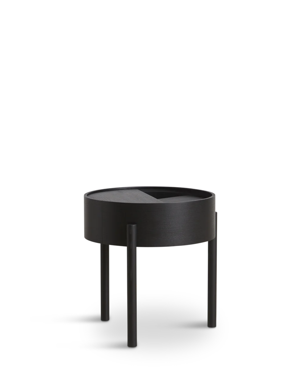 Arc Table จาก WOUD เป็นโต๊ะกลางสไตล์ Scandinavian furniture ที่ออกแบบในเดนมาร์ก ใช้ไม้แท้ เช่น Walnut, Oak และ Black Ash จุดเด่นคือฝาบนหมุนได้ เปิดเพื่อโชว์ของหรือปิดเพื่อซ่อนของได้ทันที ช่องเก็บของด้านในบุนาโนลามิเนตทนทานและดูแลง่าย ขาไม้สามขาช่วยให้โต๊ะดูเบาและเข้ากับบ้านแนว Nordic, มินิมอล หรือห้องนั่งเล่นสมัยใหม่ เหมาะสำหรับผู้ที่ต้องการเฟอร์นิเจอร์เดนมาร์กคุณภาพดีที่ใช้งานได้จริง และเข้ากับแนวทางของ Old Pine Trees เรื่องความงามที่เรียบง่าย ใช้งานได้ และอยู่กับเราได้นาน.