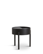 Arc Table จาก WOUD เป็นโต๊ะกลางสไตล์ Scandinavian furniture ที่ออกแบบในเดนมาร์ก ใช้ไม้แท้ เช่น Walnut, Oak และ Black Ash จุดเด่นคือฝาบนหมุนได้ เปิดเพื่อโชว์ของหรือปิดเพื่อซ่อนของได้ทันที ช่องเก็บของด้านในบุนาโนลามิเนตทนทานและดูแลง่าย ขาไม้สามขาช่วยให้โต๊ะดูเบาและเข้ากับบ้านแนว Nordic, มินิมอล หรือห้องนั่งเล่นสมัยใหม่ เหมาะสำหรับผู้ที่ต้องการเฟอร์นิเจอร์เดนมาร์กคุณภาพดีที่ใช้งานได้จริง และเข้ากับแนวทางของ Old Pine Trees เรื่องความงามที่เรียบง่าย ใช้งานได้ และอยู่กับเราได้นาน.