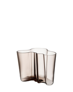 แจกันแก้ว Alvar Aalto จาก Iittala เป่าแก้วด้วยมือ แรงบันดาลใจจากคลื่นน้ำ สี Linen ขนาด 160 มม.
