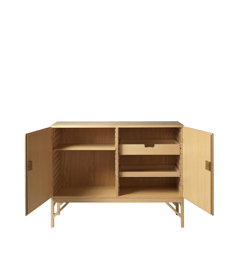 FDB Møbler A232 Sideboard ตู้เก็บของไม้โอ๊คดีไซน์สแกนดิเนเวียนพร้อมรายละเอียดทองเหลือง ออกแบบโดย Børge Mogensen