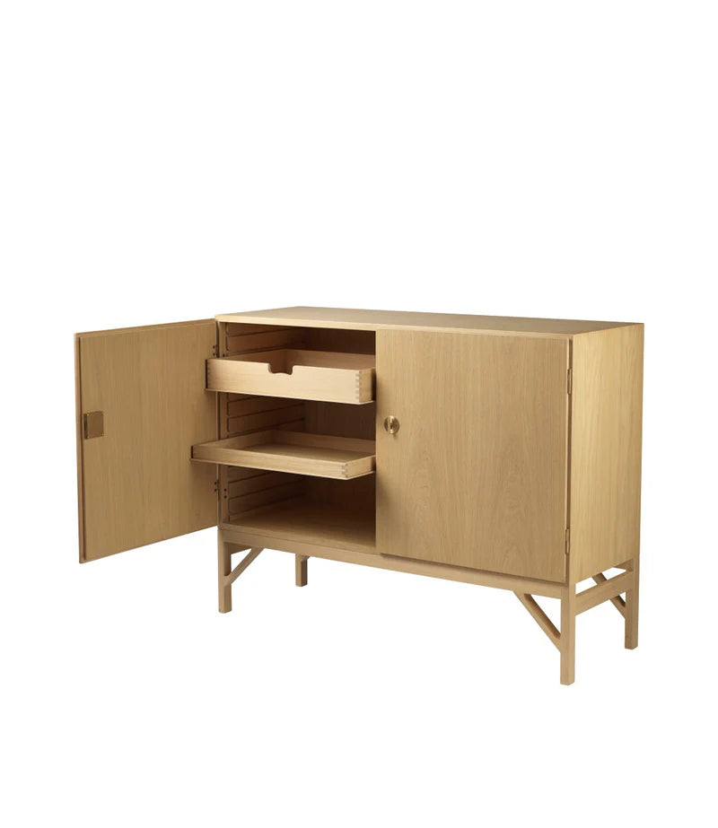 FDB Møbler A232 Sideboard ตู้เก็บของไม้โอ๊คดีไซน์สแกนดิเนเวียนพร้อมรายละเอียดทองเหลือง ออกแบบโดย Børge Mogensen